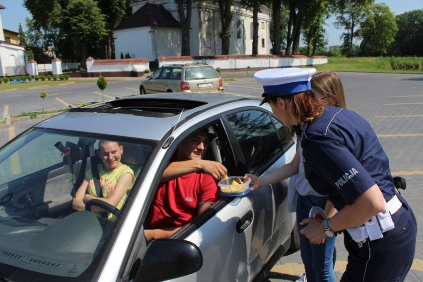 Cytryna zamiast mandatu. Wspólna akcja pajęczańskiej drogówki i uczniów szkoły w Makowiskach [FOTO]