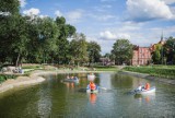 Łódki w parku miejskim przy alei Jana Pawła II w Żarach. Można pływać za darmo, ale tylko w niedzielę
