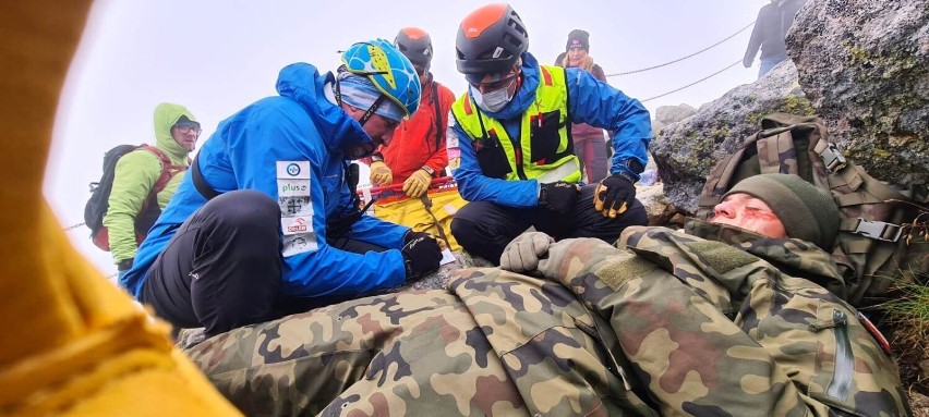 Ratownicy GOPR Karkonosze w akcji. Ewakuacja ze Śnieżki 27 poszkodowanych po uderzeniu pioruna