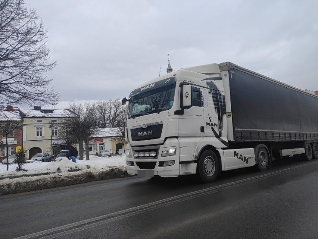 Przez Nowy Żmigród przejeżdżają dziennie setki TIR-ów w stronę przejścia granicznego w Barwinku i przeciwnym kierunku.