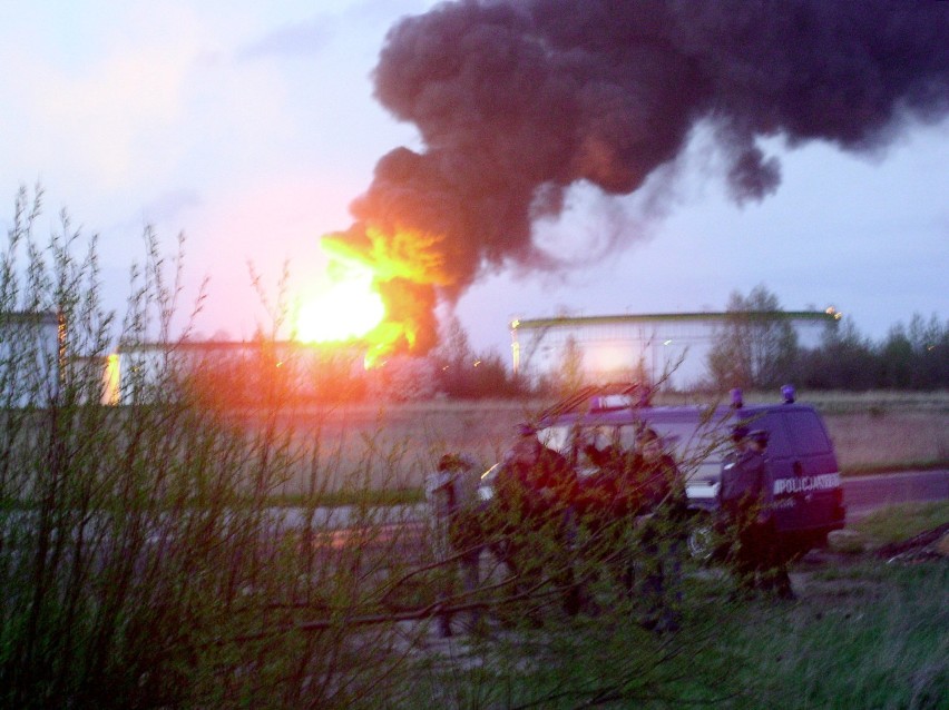 Pożar w Rafinerii Gdańskiej. 19 lat temu zapalił się zbiornik. Zginęło trzech pracowników. 11-godzinna akcja we wspomnieniach strażaków