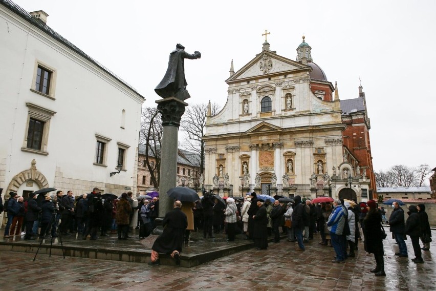 Stowarzyszenie im. ks. Piotra Skargi uważa, że w zazielenianiu pl. Marii Magdaleny chodzi o usunięcie pomnika słynnego kaznodziei