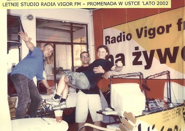 Letnie studio Radia Vigor FM na promenadzie w Ustce Piotr "Koza" Kozłowski, Marek "Rogal" Rogala i Sebastian "Mozart" Leśniewski (2002).