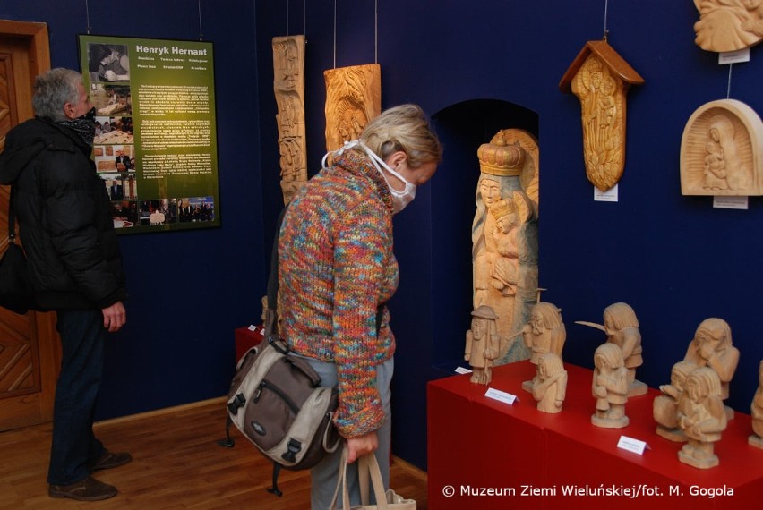 W Muzeum Ziemi Wieluńskiej otwarto wystawę rzeźbiarza Henryka Hernanta ZDJĘCIA
