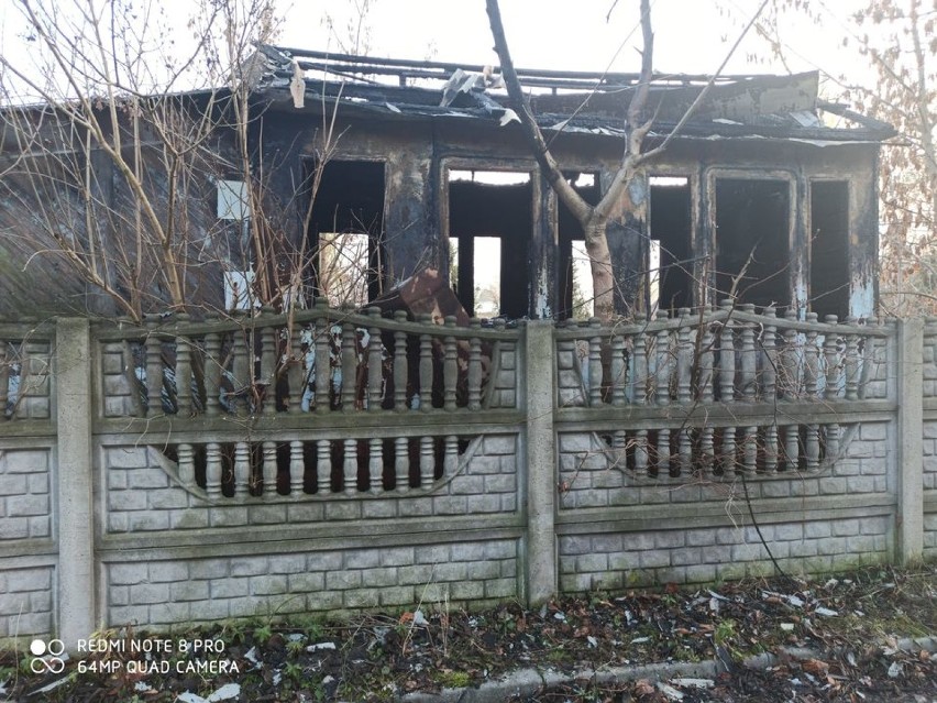 Pożar w Sulejowie: dzień po ugaszeniu w pogorzelisku...