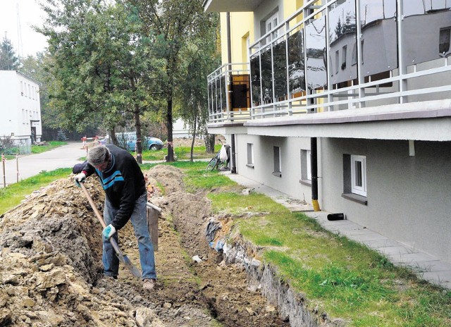 W poniedziałek wokół nowego bloku robione było odwodnienie