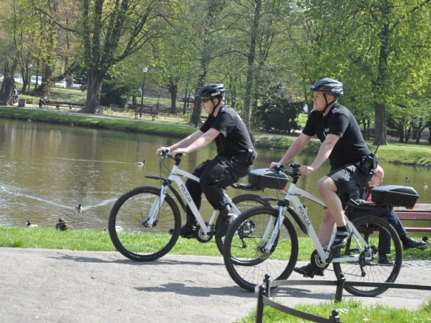 Policjanci z patrolu rowerowego uratowali 39-latka [zdjęcia]