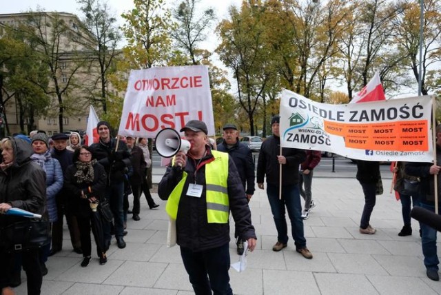 Otwórzcie nam most - pikieta wronczan przed UW w Poznaniu