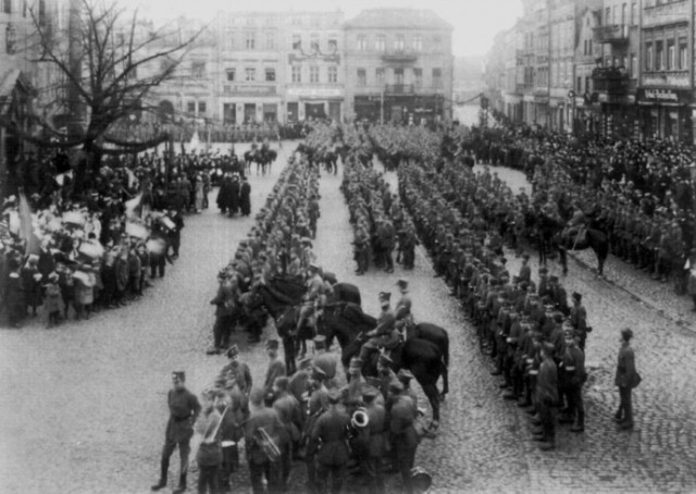 LESZNO. 11 listopada to dla leszczyniaków data czysto symboliczna. Na zdjęciu defilada wojskowa, która odbyła się 18 I 1920r.