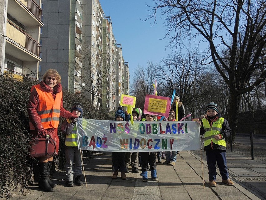 Policjanci przeprowadzali przedszkolaki po pasach