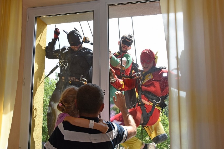 Katowice: Superbohaterowie odwiedzili szpital na ul. Ceglanej [ZDJĘCIA, WIDEO]