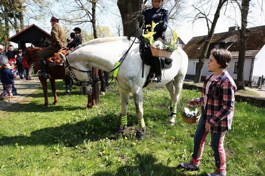 Święcenie pokarmów dla koni na Osowie