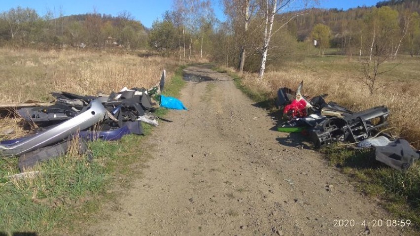 Szok! Mnóstwo śmieci wysypali na polnych drogach. Straż Miejska już ich namierzyła! [ZDJĘCIA]