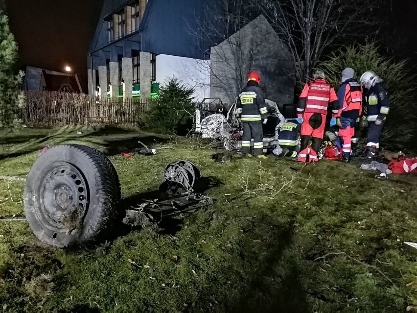 Nawojowa. Wypadek przy ul. Lipowej. Samochód wypadł z drogi, trzy osoby zostały poszkodowane [ZDJĘCIA]