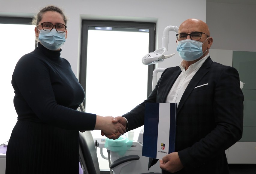 Dentysta dla każdego przedszkolaka w Wągrowcu. Burmistrz podpisał porozumienie z przychodnią stomatologiczną 