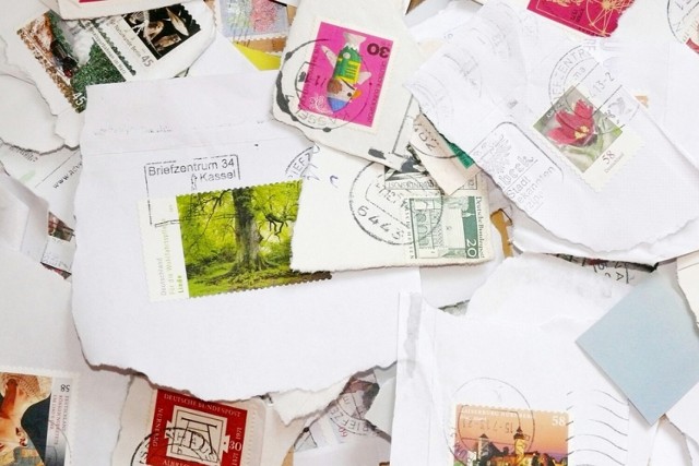 Sprawdź, czy masz w domu stare znaczki pocztowe z lat 60., 70., 80. Ile można dostać obecnie za znaczki pocztowe? W galerii mamy przykładowe oferty pojedynczych znaczków i całych klaserów znalezione na portalu OLX >>>>>