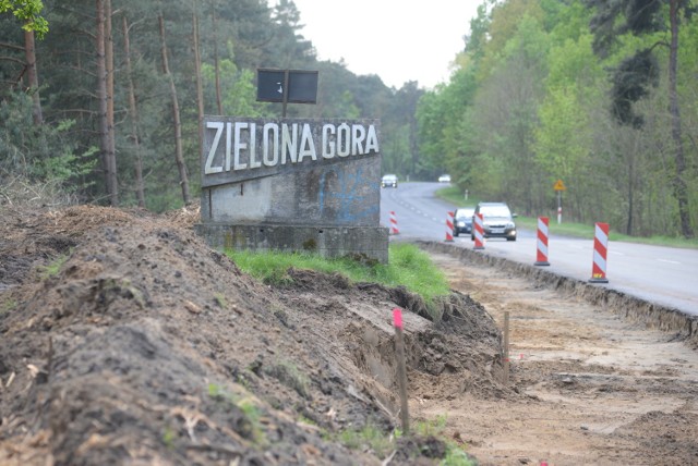 [na zdj. Budowa ścieżki rowerowej do Zielonej Góry Zawady.] 

Zieloną Górę powoli oplata sieć ścieżek rowerowych. W środę, 4 lipca, miasto podpisało kolejną umowę na budowę nowych tras. By białych plam, bez ścieżek dla dwóch kółek, było u nas coraz mniej. 
-&nbsp;Chcemy, by sieć ścieżek rowerowych, która się w mieście tworzy, była bez dziur - mówi prezydent Janusz Kubicki. Tak, by rowerem można było przejechać prawie całe miasto, nie zsiadając z niego. - Koszt budowy to prawie 5 mln zł - dodaje włodarz. - Do maja przyszłego roku chcemy, by kolejny etap został zrealizowany. Za inwestycję odpowiedzialne jest przedsiębiorstwo Bud-dróg. Ścieżki powstaną m.in. między Centrum Rekreacyjno-Sportowym a Starym Kisielinem. 

Ale to nie jest jedyna trasa, którą wybuduje kożuchowskie przedsiębiorstwo. Nowych ścieżek doczekamy się też w Zielonej Górze Raculi na długości ul. Głogowskiej, ale i Witosa czy Polnej aż do Ośrodkowej w Zielonej Górze Drzonkowie. Tutaj powstanie też jeszcze ścieżka na ul. Modrzewiowej. Ostatnia trasa ma przebiegać przez Zieloną Górę Ochlę. 

Zobacz również: Rowerzysta przekoziołkował przez maskę pędzącego samochodu


W ramach inwestycji powstaną ścieżki o nawierzchni bitumicznej, z kruszywa naturalnego, wyznaczone zostaną szlaki rowerowe i przebudowane istniejące zjazdy. Budowa powstanie w systemie "zaprojektuj-wybuduj", firma ma czas do końca września na stworzenie projektu. 
-&nbsp;Budowa jest dofinansowana ze środków unijnych - dodaje prezydent Kubicki. - W ramach tzw. niskiej emisji. 

Czy po stworzeniu tych ścieżek na mapie miasta zostaną jeszcze jakieś białe plamy? 
-&nbsp;Największy problem jest w obrębie starego miasta - mówi Janusz Kubicki. - Gdzie często pasy drogowe są zbyt wąskie i nie jesteśmy w stanie dość często wybudować ścieżki rowerowej, która pozwalałaby na skomunikowanie. Tutaj te problemy mogą się jeszcze pojawiać. 

A co z wycinką drzew pod nowe trasy? 
-&nbsp;Trzeba wziąć pod uwagę, że to jest forma zaprojektuj-wybuduj - mówi Marcin Kwapiszewski z firmy Bud-Dróg. - Ta szczegółowa inwentaryzacja (zieleni - dop. red.) dopiero nastąpi. Patrząc przez pryzmat wizyty terenowej my tych drzew wytniemy stosunkowo niewiele. W stosunku do innych inwestycji. 

ZOBACZ TEŻ:  Zielonogórscy kolarze zapowiadają bojkot ścieżek rowerowych. "Są dla nas zbyt niebezpieczne". Czy nie wyrzucamy pieniędzy w błoto?