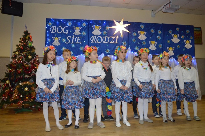 Dzieci ze szkoły w Sokołowicach na Dniu Babci i Dziadka [FOTO]