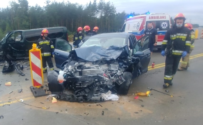 Wypadek na DK 1 w okolicach Radomska. Czołowe zderzenie busa...