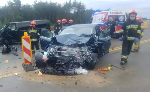 Wypadek na DK 1 w okolicach Radomska. Czołowe zderzenie busa i samochodu osobowego