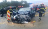 Wypadek na DK 1 w okolicach Radomska. Czołowe zderzenie busa i samochodu osobowego ZDJĘCIA