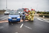 Leszno. Wypadek na rondzie Podwale przy OBI. Zderzenie motocyklisty z osobówką. Jedna osoba w szpitalu [ZDJĘCIA i FILM]