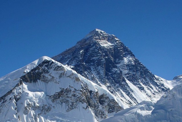 Szczyt od południowej strony. http://pl.wikipedia.org/w/index.php?title=Plik:Everest_kalapatthar_crop.jpg&filetimestamp=20051106025838