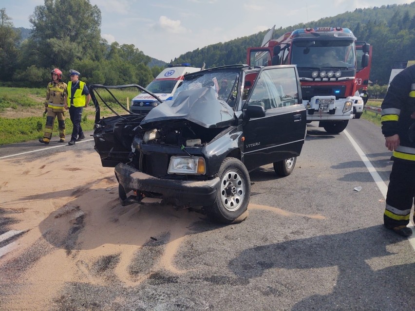 Witowice Dolne wypadek. Zderzenie dwóch aut na krajówce. Dwie osoby zabrane do szpitala [ZDJĘCIA]