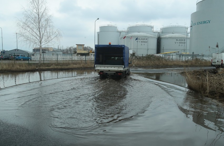 Autobus linii nr 76 na zmienionej trasie. Powodem zniszczona droga