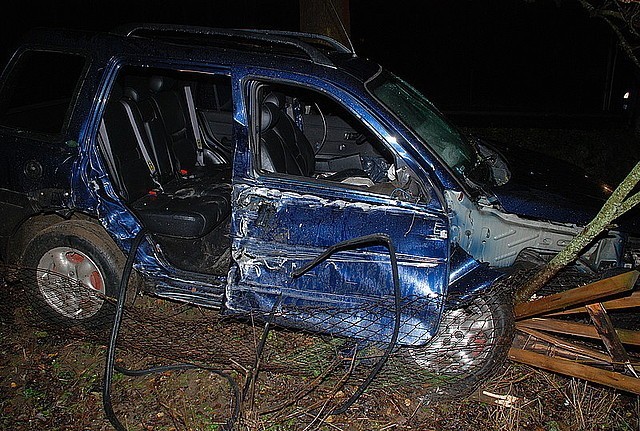 Wypadek w Krempnej. Z zebranych dotychczas informacji wynika, że land rover, którym podróżowali dwaj mężczyźni, na jednym z zakrętów wypadł z jezdni, ściął drewniany słup i wjechał do przydrożnego rowu. Następnie samochód odbił się od betonowego przepustu, otarł lewym bokiem o drzewo i uderzył w ogrodzenie prywatnej posesji.

  Czytaj także:  Wypadek w Sędziszowie Małopolskim. Karetka uderzyła w trzy samochody [ZDJĘCIA]

Jeden z jadących land roverem mężczyzn, 22-letni mieszkaniec gminy Krempna, karetką pogotowia został przewieziony do szpitala. Drugi oddalił się z miejsca zdarzenia. Policjanci ustalili, że jest nim 48-letni mieszkaniec tej samej gminy. Funkcjonariusze zastali go w domu. Z uwagi na doznane obrażenia również trafił do szpitala. 


  Czytaj także:  Wypadki na Podkarpaciu [ZDJĘCIA]