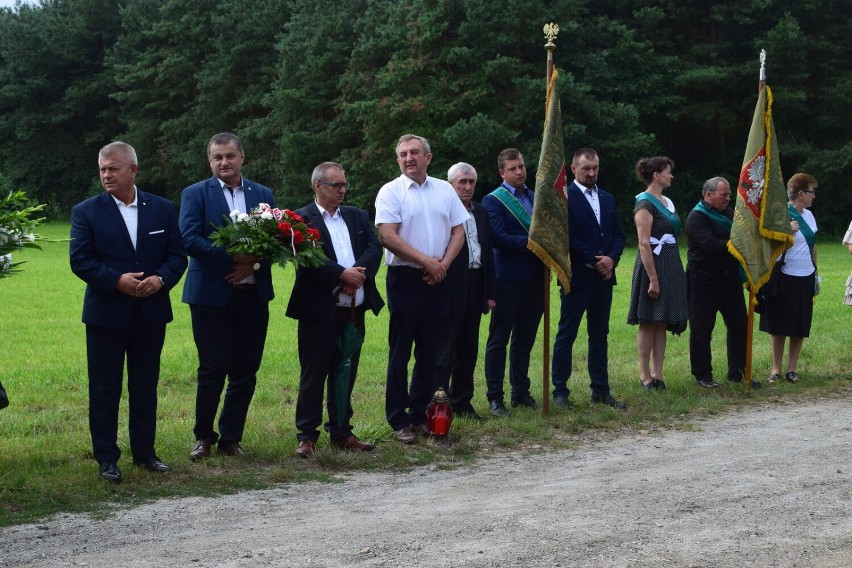 Obchody Dnia Walki i Męczeństwa Wsi Polskiej.  Przy obelisku w Dębinie złożono kwiaty i zapalono znicze