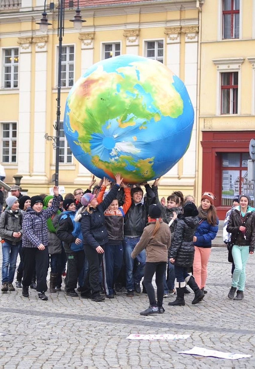 "Ziemia w naszych rękach", czyli ekologiczny happening na Starym Rynku
