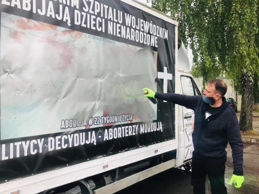 Stanisław Czerczak zamalował baner na furgonetce 11 maja...