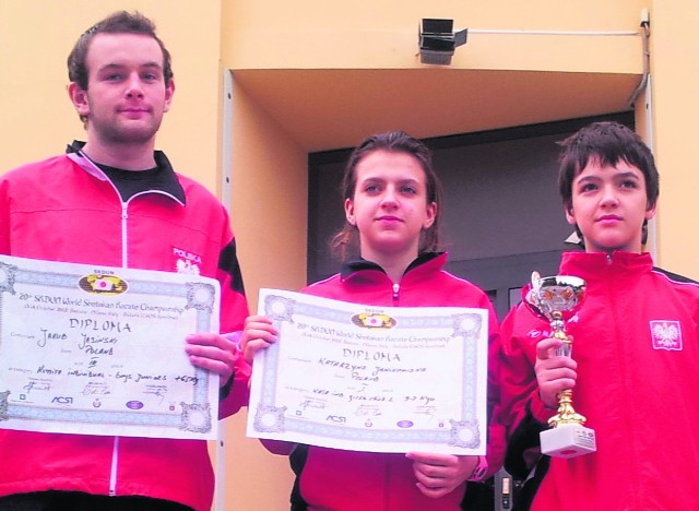 Karatecy KS Ronin z dyplomami i medalami