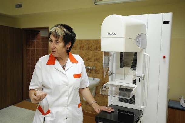 Mariola Aiyegbusi (z lewej) oraz Teresa Róziecka zachęcają panie do badań na nowym mammografie