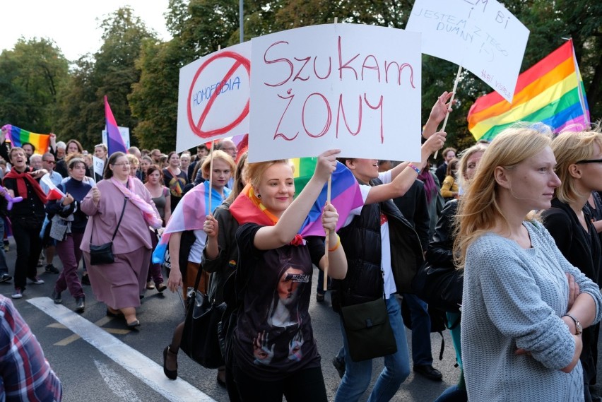 Środowisko LGBT co roku wychodzi na poznańskie ulice w...