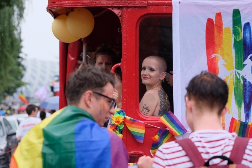 Środowisko LGBT co roku wychodzi na poznańskie ulice w...