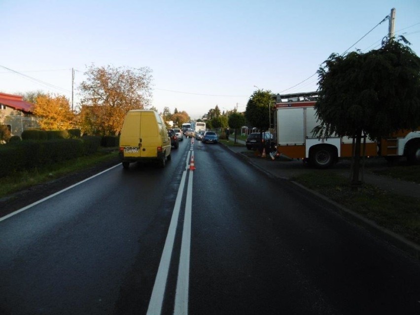 Wypadek na drodze wojewódzkiej 977 w Tarnowcu. Kierowca audi uderzył w tył opla. Jedna osoba trafiła do szpitala [ZDJĘCIA] 26.10.2020