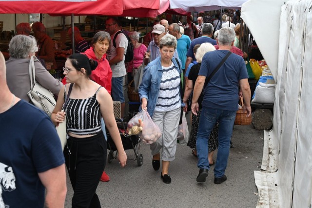 Wiele osób przyszło w piątek 25 sierpnia na kieleckie bazary. Zobacz jak wyglądał handel