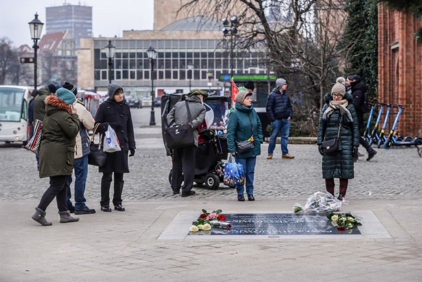 Gdańszczanie wspominają Pawła Adamowicza przy pamiątkowej tablicy. Odsłonięto ją w rocznicę zabójstwa prezydenta Gdańska [zdjęcia]