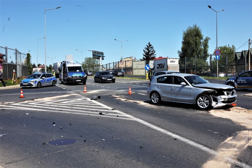 Zderzenie BMW z oplem na skrzyżowaniu ul. Krakowskiej z Dębicką w Rzeszowie. Ranna kobieta [ZDJĘCIA]