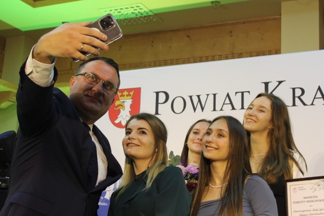 Selfie starosty Wojciecha Pałki i cheerleaderek ze Klubu Sportowego Unique Cheerleaders KOcmyrzów-Luborzyca