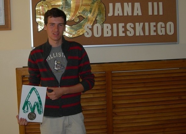 Rafał Pruciak, uczeń klasy trzeciej piekarskiego liceum, został  w Dąbrowie Górniczej wicemistrzem Polski w kolarstwie górskim. Trudną terenową trasę, której długość wynosiła 115 km, pokonał w czasie 4.10 godz.Rafał w swojej dotychczasowej dwuletniej karierze kolarskiej już 47 razy stawał na podium: 19 razy wygrał, 12 razy był drugi, 16 - trzeci.