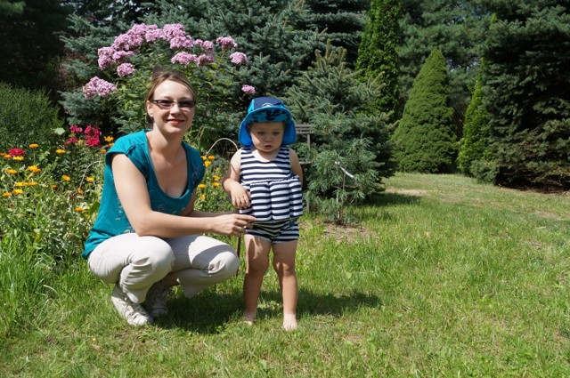 Karolina Włoczyk-Orzechowska ze swoim synem Mikołajem, który ubrany jest w specjalny strój z wyjmowanymi pływakami utrzymującymi dziecko w wodzie i czapkę z filtrem UV