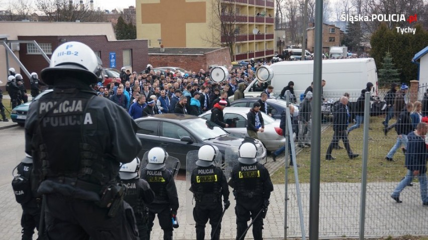 Policjanci zabezpieczali mecz GKS Tychy-Ruch Chorzów na...