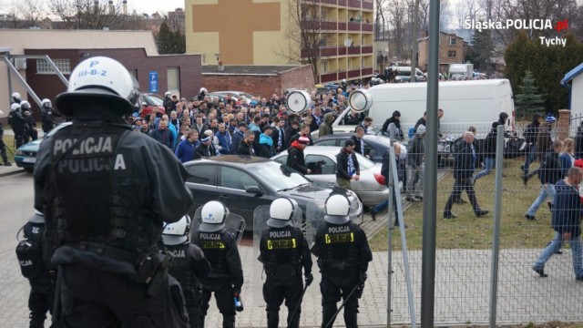 Policjanci zabezpieczali mecz GKS Tychy-Ruch Chorzów na stadionie miejskim w Tychach