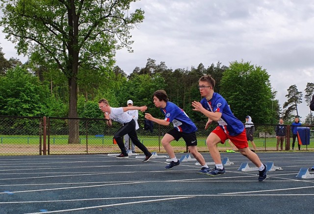 W Sępólnie Krajeńskim stu zawodników z niepełnosprawnością intelektualną z całej Polski rywalizowało w 28  Mistrzostwach Polski Sprawni-Razem w Lekkiej Atletyce