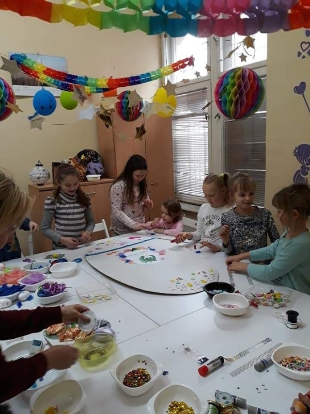 W Fundacji "Pomoc i Nadzieja" w Świebodzinie dzieci przygotowują dekorację - ogromne jajo, na Wielkanoc pod Ratuszem