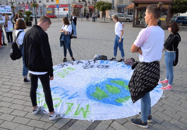 I Masowe Wymieranie, to nazwa ekologicznego happeningu, który w sobotę, 14 września, na inowrocławskim Rynku zorganizowała młodzież z inowrocławskich szkół. Jak podkreślają organizatorzy wydarzenia, celem Masowego Wymierania jest podniesienie świadomości o nadchodzącej katastrofie klimatycznej i wielkim wymieraniu gatunków. Przewidziane są kolejne takie happeningi w dniach 20 i 27 września o godz. 16.