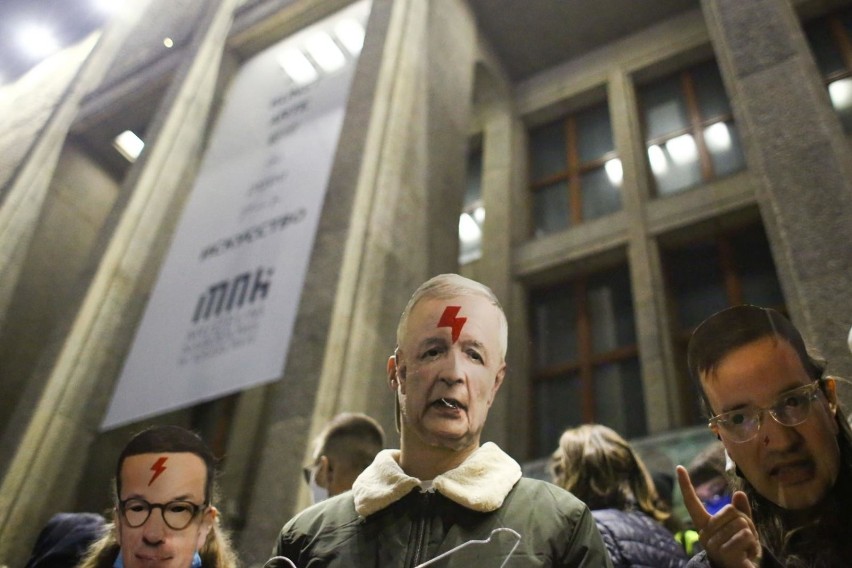 Strajk Kobiet. Protestujący szykują się na manifestację w Warszawie. "Wyrok TK oznacza cierpienie kobiet"